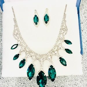 Women’s emerald color costume jewelry set. Earrings and necklace.